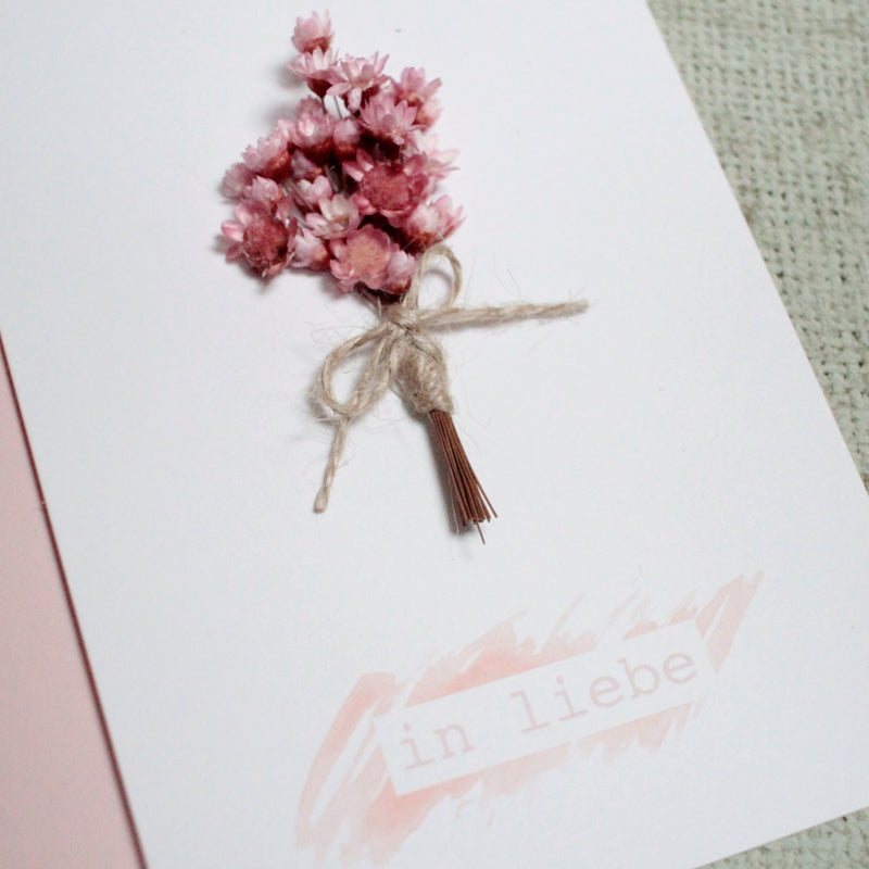 In Liebe - Postkarte mit Trockenblumen